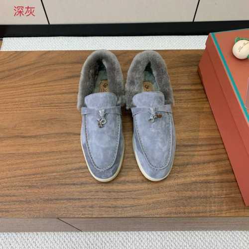 Loro Piana 领口毛乐福鞋。意大利顶级羊绒复古优雅低调奢华。时尚性与皮料实用性同样兼具依然全网最高品质。鞋面羊京，羊毛垫脚，领口羊毛。原版大底。配卡片、