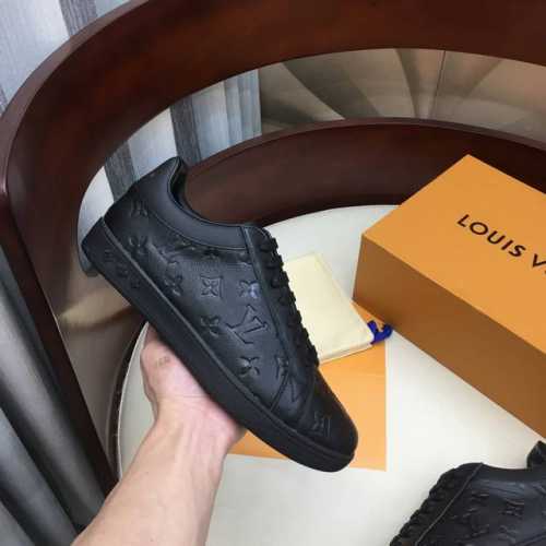 重返美好年代 Louis Vuiton 路易威登20Ss最新款运动鞋，穿上这双鞋，去哪都是马尔代夫，此款时尚新款刺绣，超美品质，专柜经典款。 Lv原版丝绸牛皮面