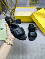 工厂p价 女装女鞋 运动原单 Fendi最新爆款双带平底拖鞋 带Ff装饰性搭扣 黑色软羊皮面料 饰带正面饰有凸纹压花Ff图案 35-45码