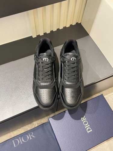 Dio* 低帮B27休闲运动鞋，这款 B27 低帮运动鞋是该系列新品，延续 Di*R的经典款式。采用黑色 Oblique Galaxy 印花效果皮革搭配光滑牛皮