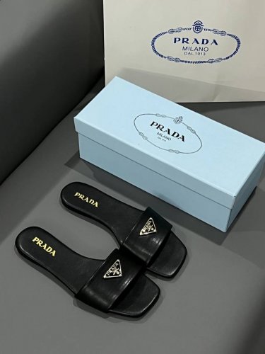 橙子出厂价P P100 Prada 普拉达春夏新款 同色三角标方头平底拖鞋 凉拖 码数：35-41