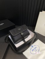 配盒 prada 普拉达 22新品帆布 邮差包 Logo五金原版一比一品质 内置隔层 炒鸡百搭实用的一款 喜欢的美妞赶快入手吧 店主推荐 质量超赞 尺寸：20*