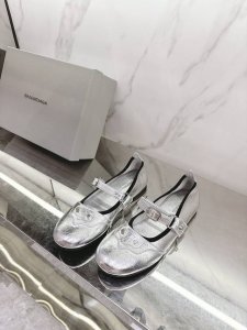 balenciag*2025春夏新款玛丽珍皮鞋 夏天穿什么拖鞋好呢给大家推荐一款好看又时髦的玛丽珍百搭休闲，主打一个舒服闭眼入Z :1订制牛皮面料，羊皮内里，意