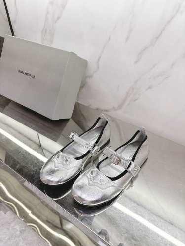 balenciag*2025春夏新款玛丽珍皮鞋 夏天穿什么拖鞋好呢给大家推荐一款好看又时髦的玛丽珍百搭休闲，主打一个舒服闭眼入Z :1订制牛皮面料，羊皮内里，意