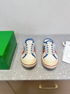 Bottega Veneta Bv 25Ss早春新款 复古Eliot老钱风 半拖 全新的 Eliot 以复古篮为设计灵感，童趣 的色彩焕发青春活力男女同款，可以