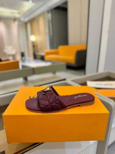 价格p： 代购级 、Louis Vuitton 2025 款官网系列拖鞋！完美楦型、Lv最新电绣纹工艺、更显优雅气质、上脚舒适好看、女人味十足、时尚百搭、新原版