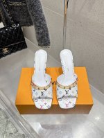 顶级版本 Louisvuitton 25 春夏新款 蝴蝶结跟矮跟凉拖鞋 很难不怀疑是不是借鉴了唐朝的唐三彩作为基础，创新成Lv经典标志Logo，采用彩色以及鞋面