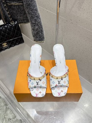顶级版本 Louisvuitton 25 春夏新款 蝴蝶结跟矮跟凉拖鞋 很难不怀疑是不是借鉴了唐朝的唐三彩作为基础，创新成Lv经典标志Logo，采用彩色以及鞋面