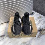 出厂340 黑白条 款号：1604原厂级 Adidas Yeezy 350 官网同步 德国“Basf”巴斯夫原料，阿迪达斯指定“宜丰”发泡厂原底；2、阿迪达斯指