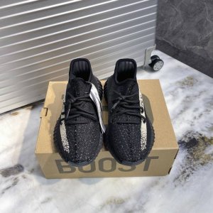 出厂340 黑白条 款号：1604原厂级 Adidas Yeezy 350 官网同步 德国“Basf”巴斯夫原料，阿迪达斯指定“宜丰”发泡厂原底；2、阿迪达斯指