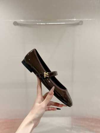 Louis Vuitton 路易威登春夏玛丽珍时装平底鞋 春夏秀场出镜率最高的一款单品 超多名模上脚 简约大方非常百搭 鞋面采用原版牛皮； 全皮包裸纯手工缝纫鞋 - 点击图像关闭