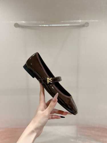 Louis Vuitton 路易威登春夏玛丽珍时装平底鞋 春夏秀场出镜率最高的一款单品 超多名模上脚 简约大方非常百搭 鞋面采用原版牛皮； 全皮包裸纯手工缝纫鞋