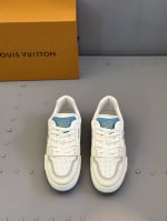 驴家 新配色 男士Trainer运动鞋，本款 Lv Trainer 运动鞋取材柔软粒面小牛皮，呈现纯净色调，后部#54标识追溯品牌诞生于1854年，设计师手写体