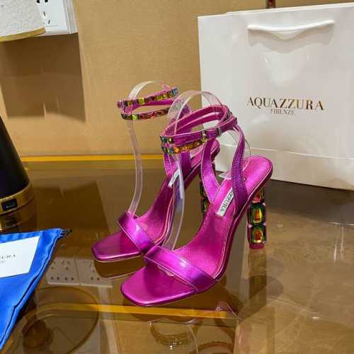 Aquazzura 新款凉鞋 面料采用原版定制羊皮制成，饰有闪闪发光的施华洛奇水钻，并配有水晶镶嵌的鞋跟。适合派对的设计适用各种套裙，连衣裙晚礼服，夜场各种款式