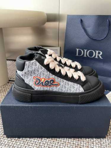 Dior 迪奥B33系列 25ss最新蛇年限定 休闲运动鞋 滑板鞋 情侣款25ss春季新品 重新诠释经典的网球鞋 时尚的廓形突显厚实感 采用海军蓝色和白色提花面