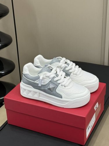 情侣款Valentin O 24秋冬经典厚底 新版面 Fw-鞋面特殊皮革雕刻设计 突显高定工艺 更加轻便透气 - 5Cm厚底鞋 增高效果明显 - 放大版铆钉 突