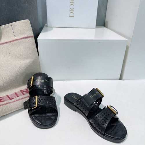 高品质出厂 ！顶级品质Dior迪奥 D-Lane25春夏新款凉拖平底一字冲孔镂空扣带拖鞋！这款 D-Lane 凉拖彰显经典风格。黑色牛皮革鞋面，展示镂空藤格纹图