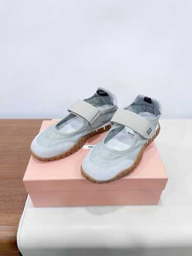 MiuMiu缪缪春夏秀款 饼干鞋 运动鞋专柜RMB8920购入开发 miumiu最新爆款 前卫大胆的设计，Miu Miu风格融于此款厚底帆布运动鞋的简约线条，别