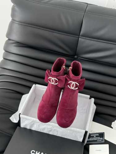 Chanel 24K新品蝴蝶钻扣双C短靴 原版1:1复刻 经典中的经典 无论搭配裤装还是裙装都是完美 小圆头的设计很好的修饰脚型 小仙女们必备！ 鞋面采用进口丝