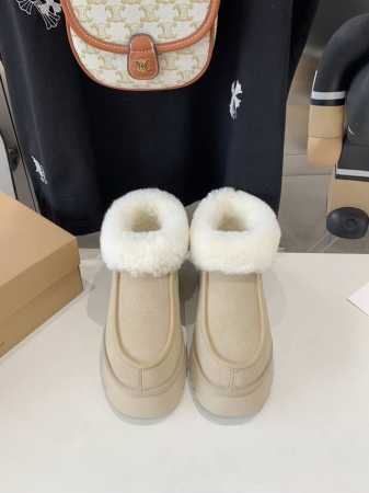 出厂价 UGG雪地靴上新：2024最新款，款号：22553，延续一直爆火的小圆头设计，增加最新防滑搓衣板大底，浓浓密密的翻口毛，百搭，看看我家的头型胆位，历经3 - 点击图像关闭
