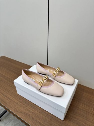 Bally 25早春新品时尚字母扣时尚平底单鞋 Bally2025春夏新款，时尚粗跟平底马丽珍logo 字母单鞋，走秀款芭蕾舞鞋款式新颖别致，采用方形头型设计