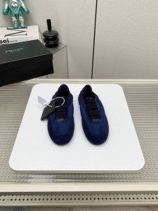 出厂 高版本 Prada 普拉达 25 早春 走秀 休闲 阿甘 德训鞋 出镜率很高的就是这款德训鞋 外形是像芭蕾舞鞋一样的跑鞋，柔软的皮质加上Prada 专属尼