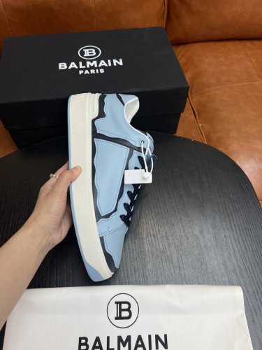 实价 Balmain巴尔曼b-Skate运动鞋 B-Skate 多材质拼接撞色运动鞋 ，鞋面饰有蓝色鞋带，皮革拼接鞋舌点缀 Balmain 徽标， Tpu 鞋底
