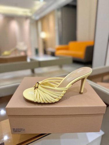 价格P： Gianvito Rossi 2025新款拖鞋 原版开发 顶级版本 代购品质 一双超美的大宝石搭配真丝尖头高跟拖鞋。大宝石在鞋面上闪耀，仿佛把银河踩在