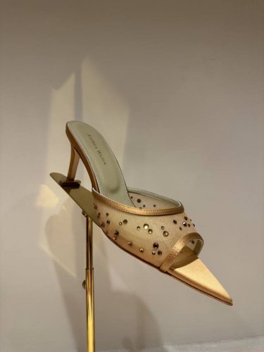 Andrea Wazen 仙女版凉拖鞋，纯手工蕾丝折叠工艺，非常的美，上脚无敌了。仙女必备 进口 真丝+蕾丝 内里 羊皮 鞋底 牛皮大底 跟高 9.5 Cm 专