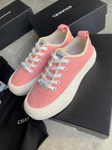 Chanel 25C隐藏款休闲小白鞋！Vintage感满满，中古复刻款get啦～小白鞋适配春夏，黑白拼接就很Chanel。配合袜子就很复古学院的感觉。Size: