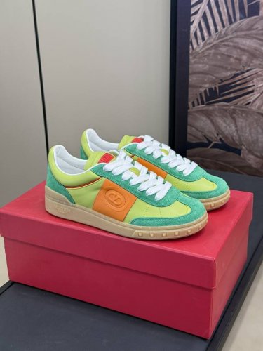 出厂 顶级版 valentin O Ss24 New Arrival v家 春夏德训鞋新品 情侣款 舒适好穿经典百搭不挑人 小牛皮材质 质感拉满 恰到好处的细节