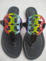 工厂P直销，长期供货。 Tory Burch 托里伯奇 漆皮系列典时尚平底夹趾凉鞋.此款深受各类人士的喜爱,是绝对的必备的一个夏天必秀款 鞋面全由漆牛皮制作，