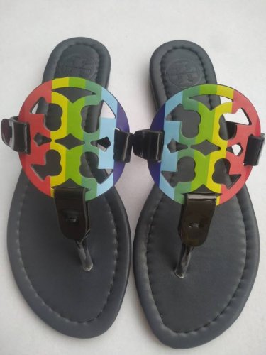 工厂P直销，长期供货。 Tory Burch 托里伯奇 漆皮系列典时尚平底夹趾凉鞋.此款深受各类人士的喜爱,是绝对的必备的一个夏天必秀款 鞋面全由漆牛皮制作，