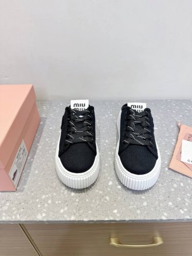 miumiu 缪缪 25Ss春夏新款 魔术贴 帆布 厚底 饼干鞋 休闲鞋 运动鞋 原版购入开发 做货 隽永丹宁汲取迷人Miu Miu风格，造就新款运动鞋。鞋舌丝