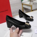 冲量价: 最高版本Sf Ferragamo 菲拉格慕 新款圆头马蹄扣粗跟平底单鞋太古汇5000+购入原版开发Gancini马蹄扣可以说是菲拉格慕家的标志了，半内