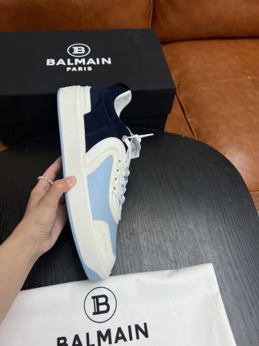 实价 Balmain巴尔曼b-Skate运动鞋 B-Skate 多材质拼接撞色运动鞋 ，鞋面饰有白色鞋带，皮革拼接鞋舌点缀 Balmain 徽标， Tpu 鞋底