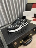 出厂价 Dior 迪奥最 2024新款精心打造，引爆全场！不断创新的国际品牌 此款男士四季休闲鞋，原版版本，鞋面采用牛皮面料 ，皮垫脚真爆超轻大底，透气舒适以质