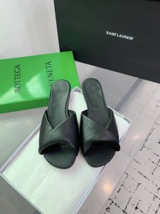 bottega Venetabv Blink系列凉拖鞋！Ins、小红书巨多网红明星上身！真的太美了高级穿着又仙女，简约时髦又有设计感而且非常非常好穿，特别是高跟