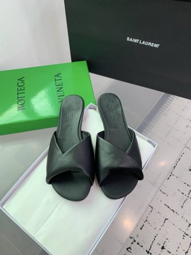 bottega Venetabv Blink系列凉拖鞋！Ins、小红书巨多网红明星上身！真的太美了高级穿着又仙女，简约时髦又有设计感而且非常非常好穿，特别是高跟