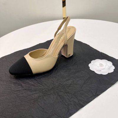 chanel 香奈儿小香风经典拼色凉鞋，夏季专柜新色，这款单品延续经典小香特色...百搭时尚单鞋走秀款，全新升级楦头 ，独家订制五金扣 、原版开模 小香全系列