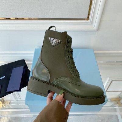 级顶出 SSS重磅出推拉普最达新包包靴短厚系底列 PRADA春早T走台秀网红同款＂梦造不夜城＂，Prada能在要重场合上得用了上，清小新风带点气贵的感觉，脚上非
