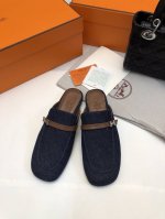 2025爱马仕Hermes Groupie方头H扣穆勒鞋半拖鞋，专柜的断货王，超鸡爆款，脚感无敌了，Groupie 穆勒鞋H扣帆布和小牛皮搭配迷你银色Paris
