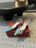 Roger Vivi* 早春新品猫跟真丝单鞋Virgule钻扣高跟鞋后袢带凉拖 RV必入款 她上脚也太美了吧 Rv新款小猫跟系列 绸缎面搭配精致方钻扣 超有气质