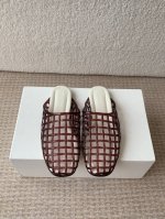 vince 走秀款 水晶 果冻凉鞋 独家首发 原版开模 1:1制造 超多网红上脚 夏日舒适百搭！ 爆款无疑！没有一丝橡胶味儿，奶香奶香的 谁还没有双水晶鞋呢 记