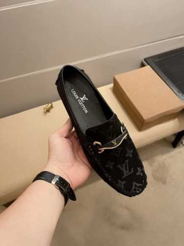 实价 品牌Lv 官方同步豆豆鞋 四季潮鞋 专柜品质 1:1优质质量 鞋面:进口牛皮+全真羊里 时尚懒人商务风设计 休闲乐福款 跑步鞋青年人最适合不过啦 英伦潮靴