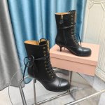 Miu Miu 24ss秋冬走秀新款复古矮跟圆头系带！鲨疯啦，new arrival～ 经典复古机车靴造型，帅气摩登！冬靴夏穿 不失为一种时尚潮流！这款真的太给