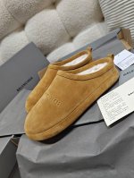 上新BALENCIAG*新款ALASKA FUR圆头勃肯鞋羊羔绒保暖拖鞋 顶级原单版最高版本 在这个追求可持续时尚的时代，巴黎世家再次以先锋之名，匠心呈现环保皮