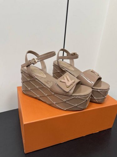 Lv最新恨天高 坡跟水台凉鞋2025夏季最新款Louis Vuitton 路易威登女款LV字母高跟凉鞋，此款V家凉鞋背面的Shake开放式臀部设计由进口小牛皮制
