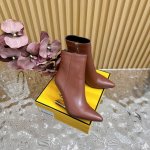 Collection Fendi first Fendi 这一季系列设计未免太好看了～太帅了 走路特别有风度 这款鞋履主要材质侧面极具辨识度的倒“F”金属样式鞋