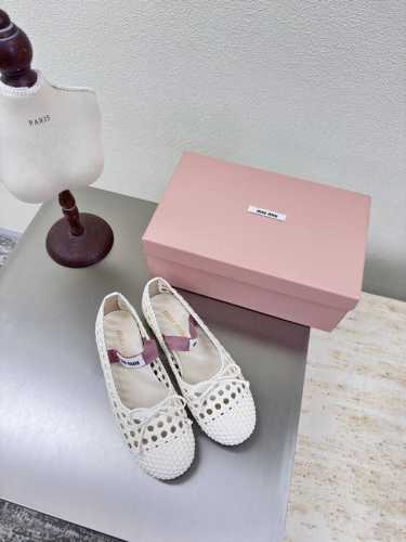 miu'miu 手工编织 玛丽珍平底单鞋 白色 编织 对版 平底设计 系列 Miu'miu 经典舒适 制作 原版一致 意大利真皮大底 高版本 面料 编织材质 原